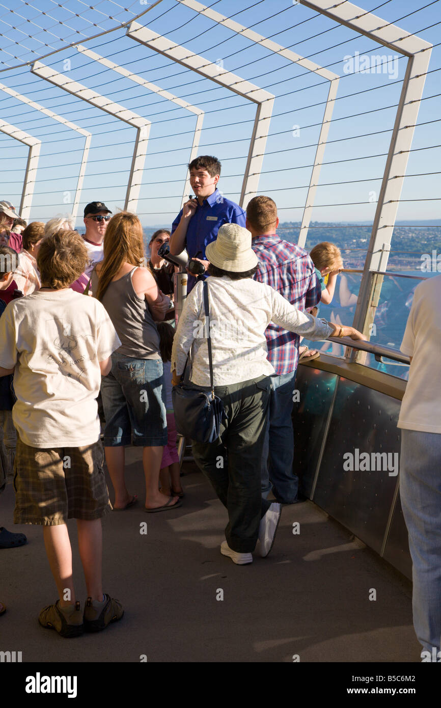 Tour con guida a parlare con gli ospiti sul ponte di osservazione dello Space Needle a Seattle, Washington, Stati Uniti d'America Foto Stock