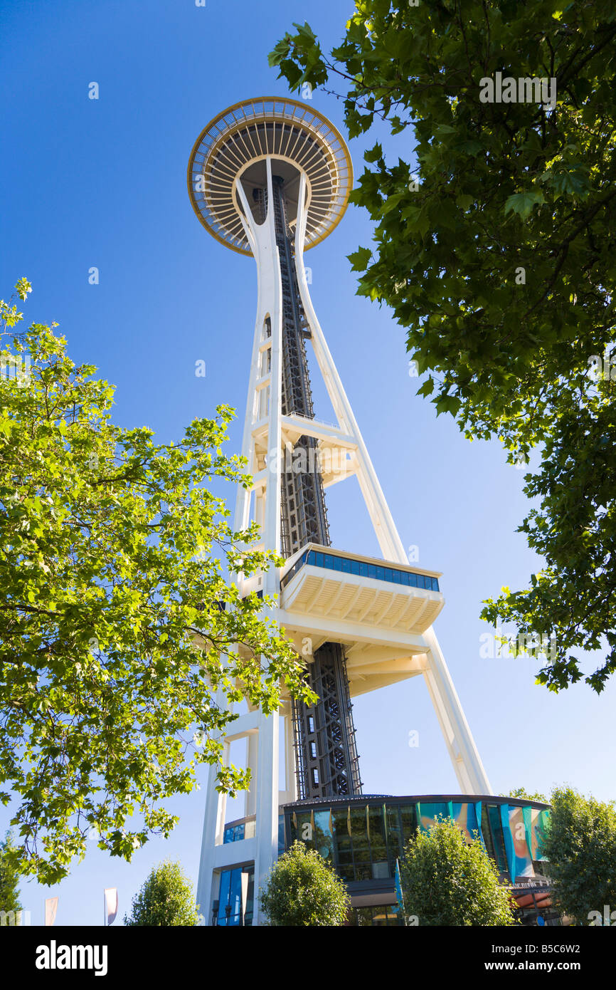 Guardando verso l'alto lo Space Needle a Seattle Washington Foto Stock