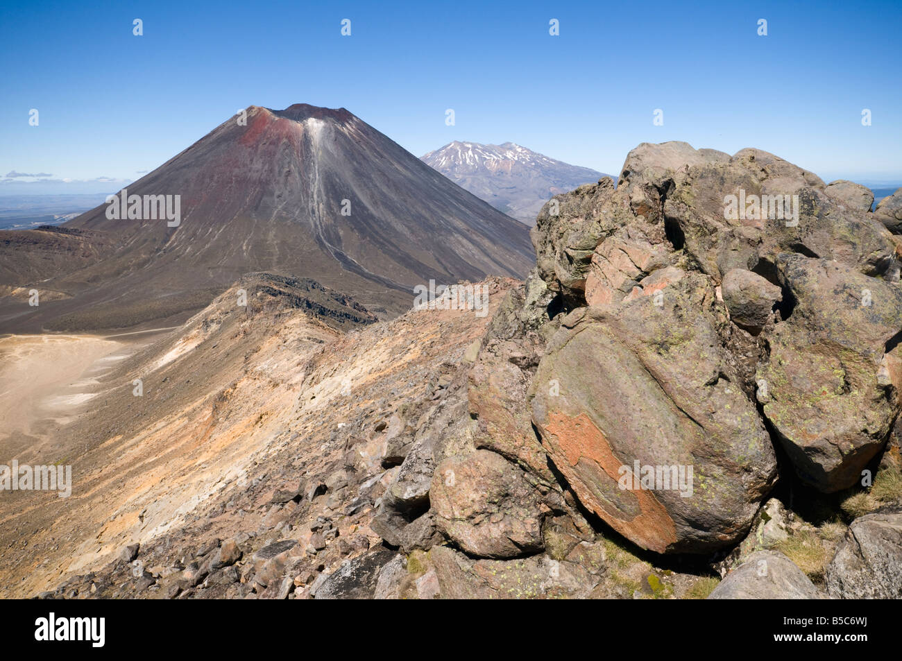 Monte Ngauruhoe dal Monte Tongariro, Tongariro Crossing, Isola del Nord, Nuova Zelanda. Monte Ruapehu in lontananza. Foto Stock