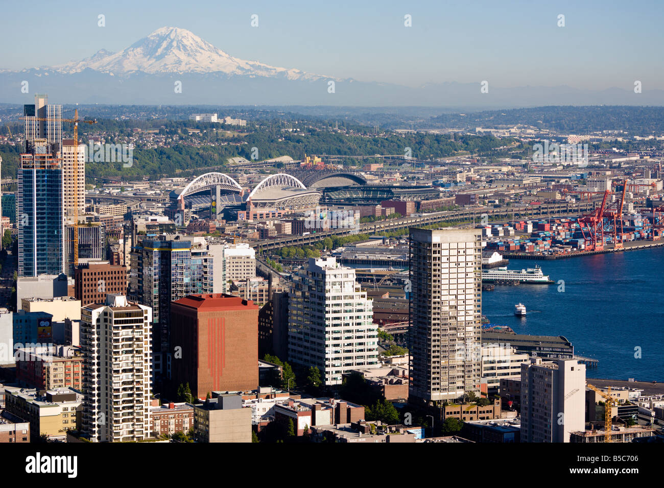 Mount Rainier sorge dietro al Seattle Downtown cityscape Foto Stock