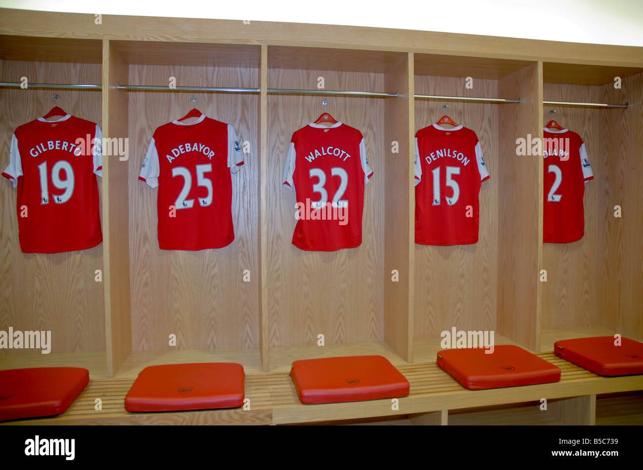 Arsenal FC spogliatoi giocatori magliette da calcio Foto stock Alamy