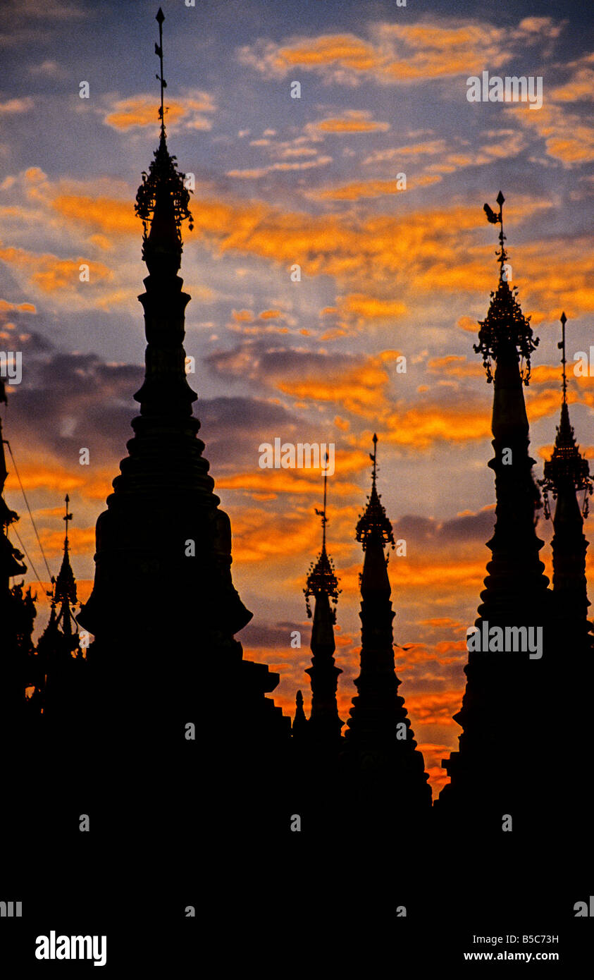 Silhouette di santuari a la Pagoda Schwedagon Rangon MYANMAR Birmania Foto Stock