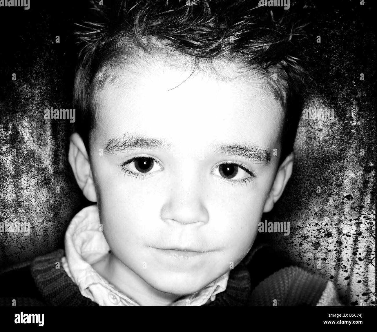 6 anno vecchio ragazzo caucasico maschio carino dark triste ritratto solenne guardando bene bello monocromatico Foto Stock