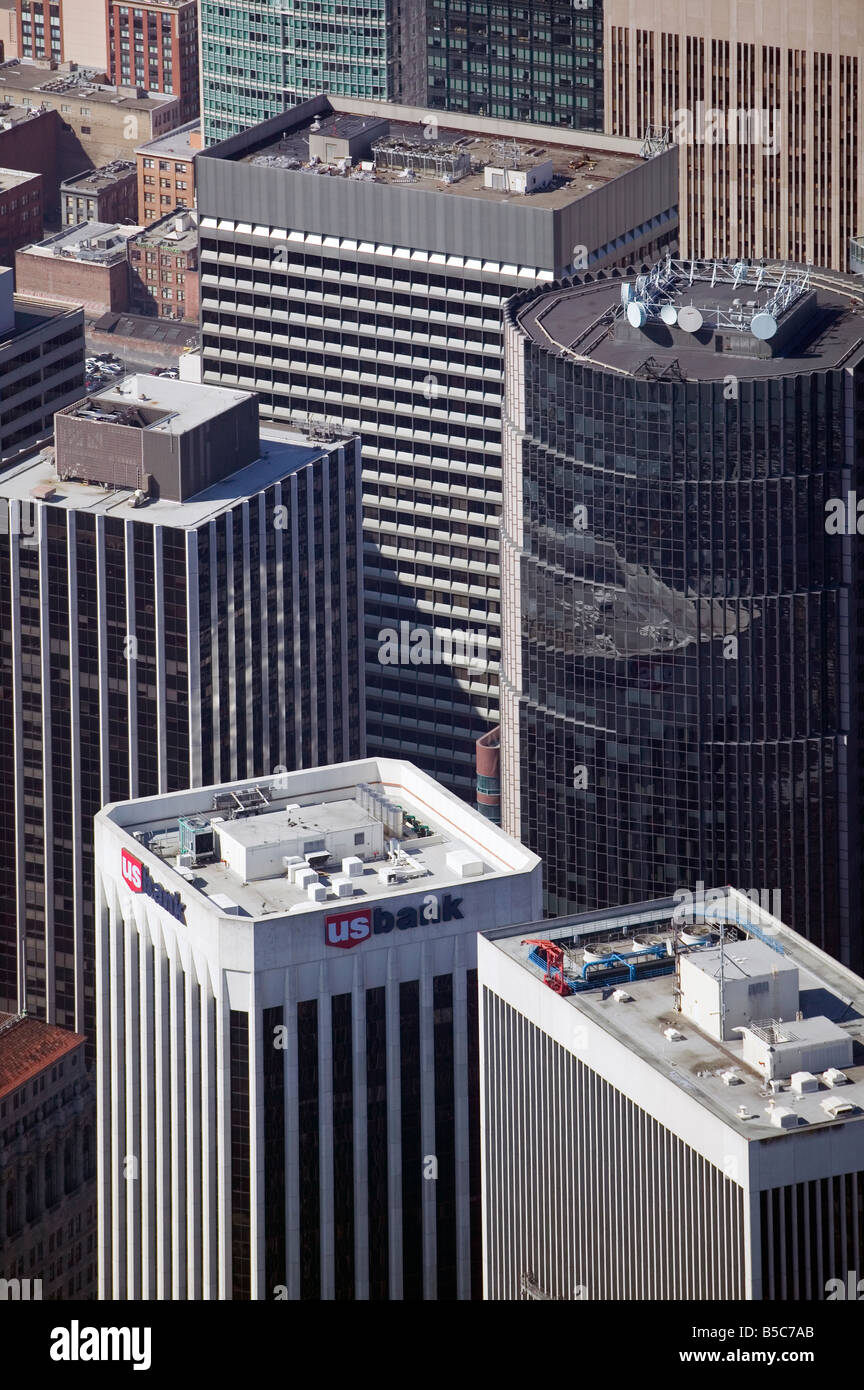 Vista aerea al di sopra di 101 California Street di San Francisco e della US Bank e altre adiacenti torri di uffici Foto Stock