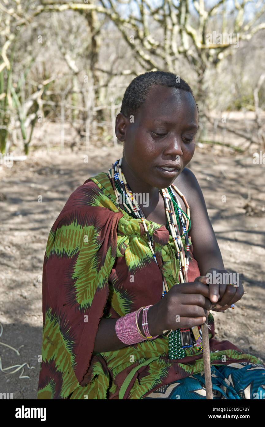 Una donna della tribù Hadza presso il lago Eyasi Tanzania Foto Stock