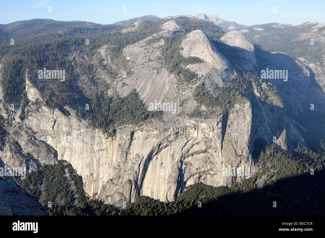 La vista dal ghiacciaio Punto attraverso il Parco Nazionale di Yosemite Valley a nord la cupola e la Royal archi. Parco Nazionale di Yosemite in California negli Stati Uniti. Foto Stock