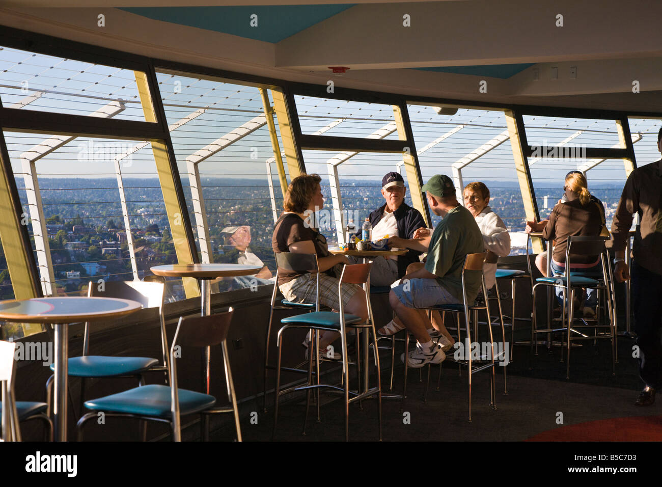 I visitatori che mangiano e bevono in cafÃƒÂ©Ã‚Â© in cima allo Space Needle di Seattle Washington, USA Foto Stock