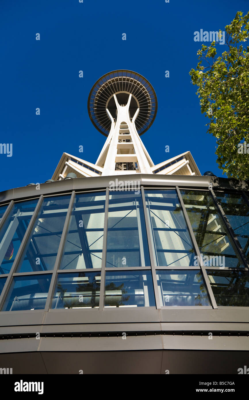 Guardando verso l'alto lo Space Needle a Seattle Washington Foto Stock