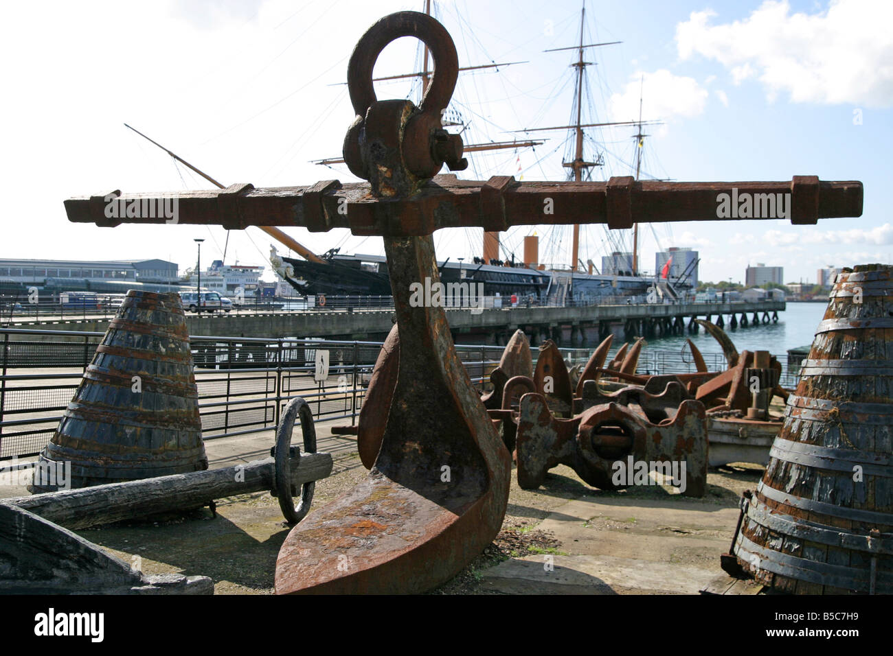 Ancora sul porto di Portsmouth con HMS Warrior in background. Foto Stock