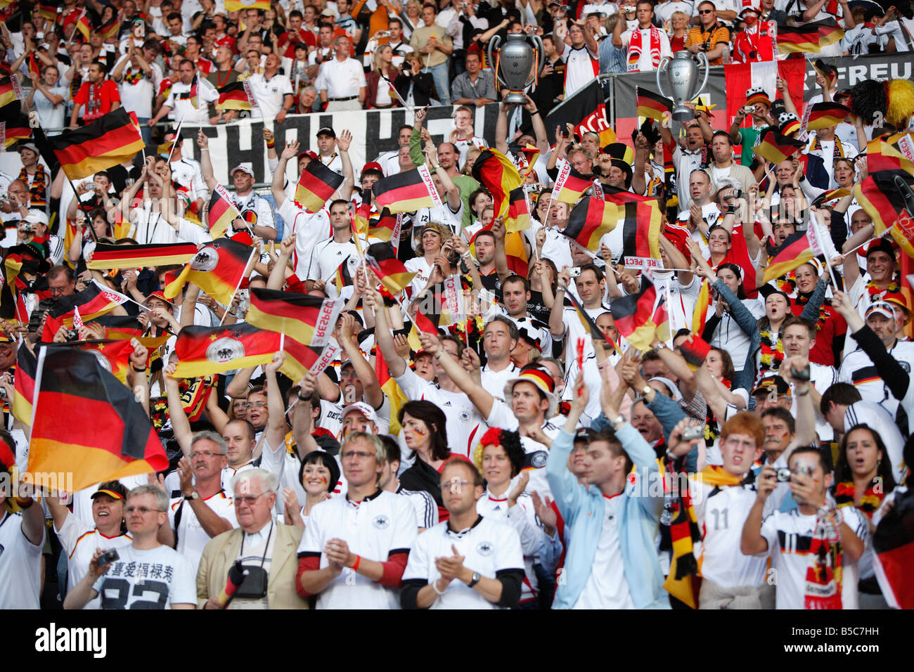 I tifosi tedeschi allietare il loro team prima dell'inizio di UEFA EURO 2008 group stage match contro l'Austria. Foto Stock