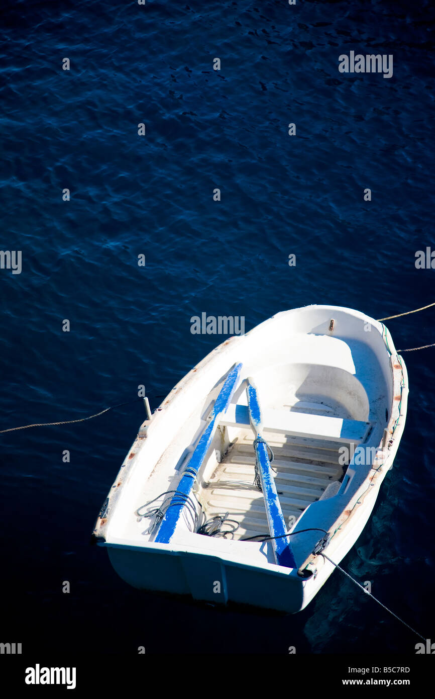 Barca bianca nel mare Egeo santorini Grecia Foto Stock
