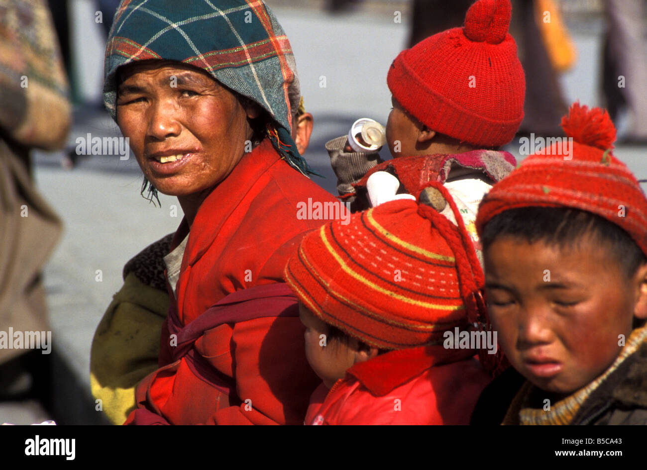 Pellegrini al potala lhasa tibet Foto Stock