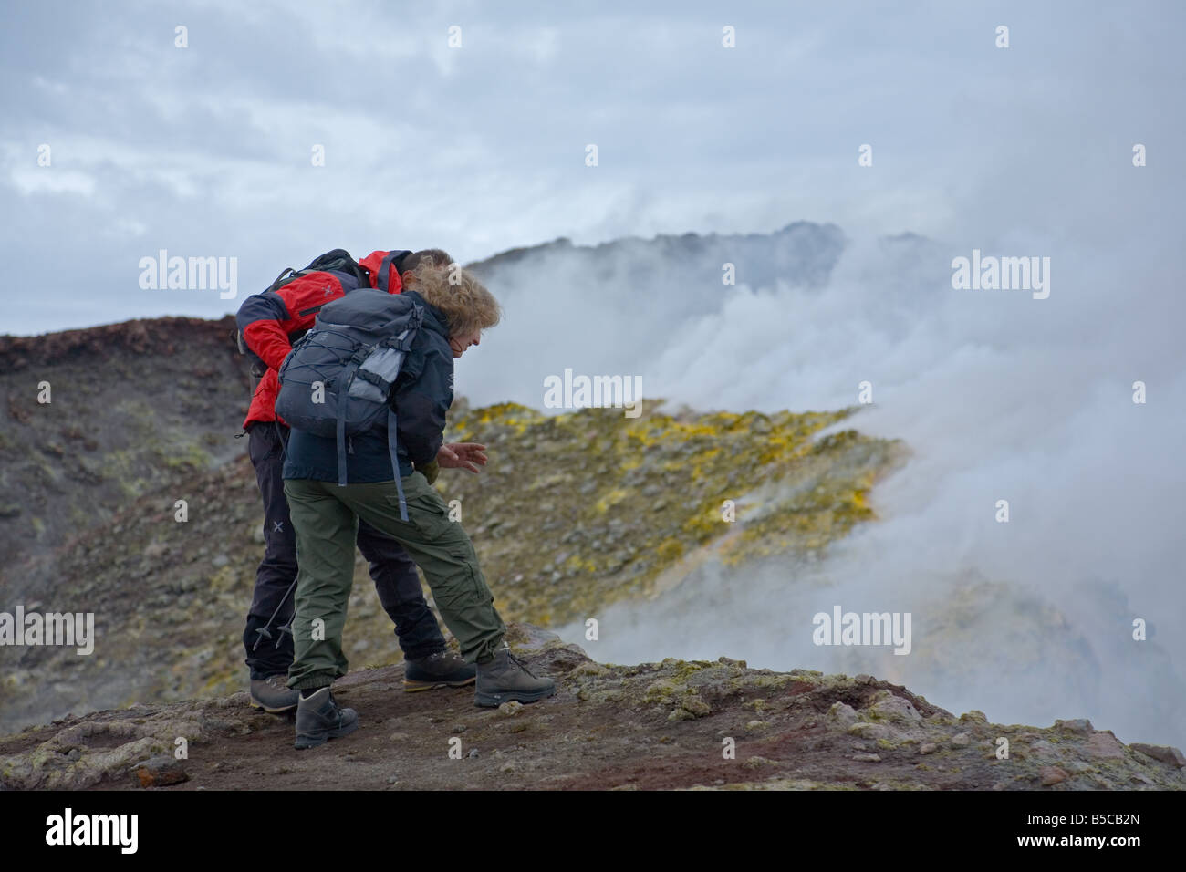 Guida di montagna che mostra uno scalatore il cratere del vulcano Etna Foto Stock