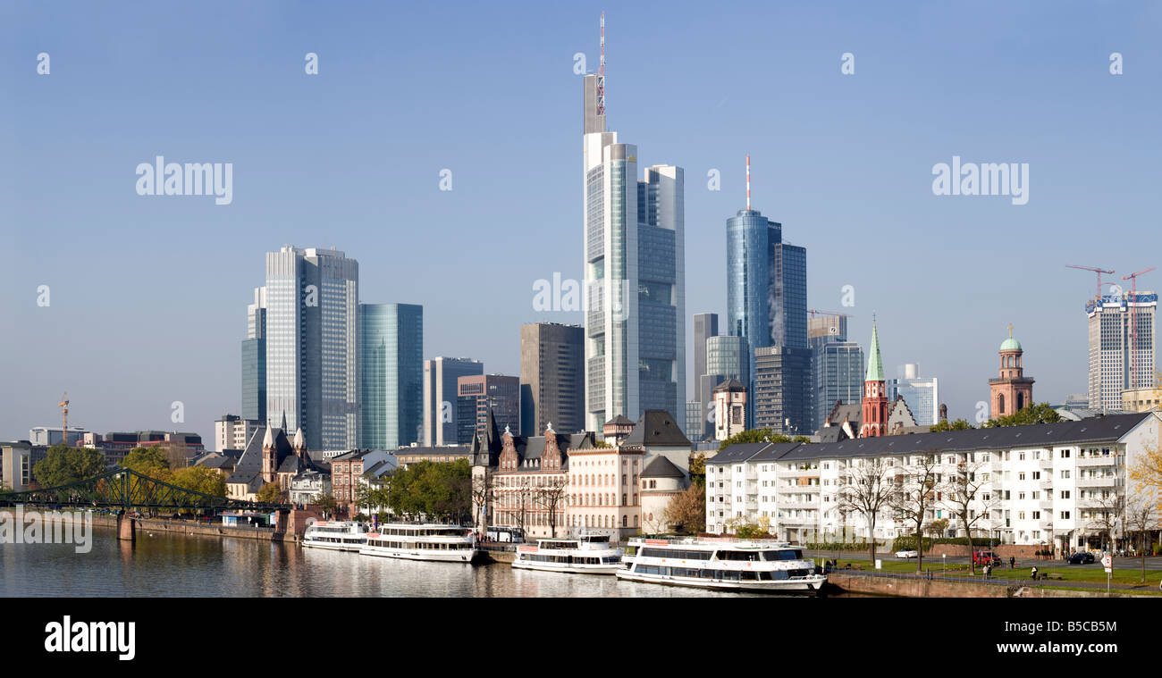 Grattacieli di Francoforte il quartiere finanziario, il fiume Main con imbarcazioni turistiche Foto Stock
