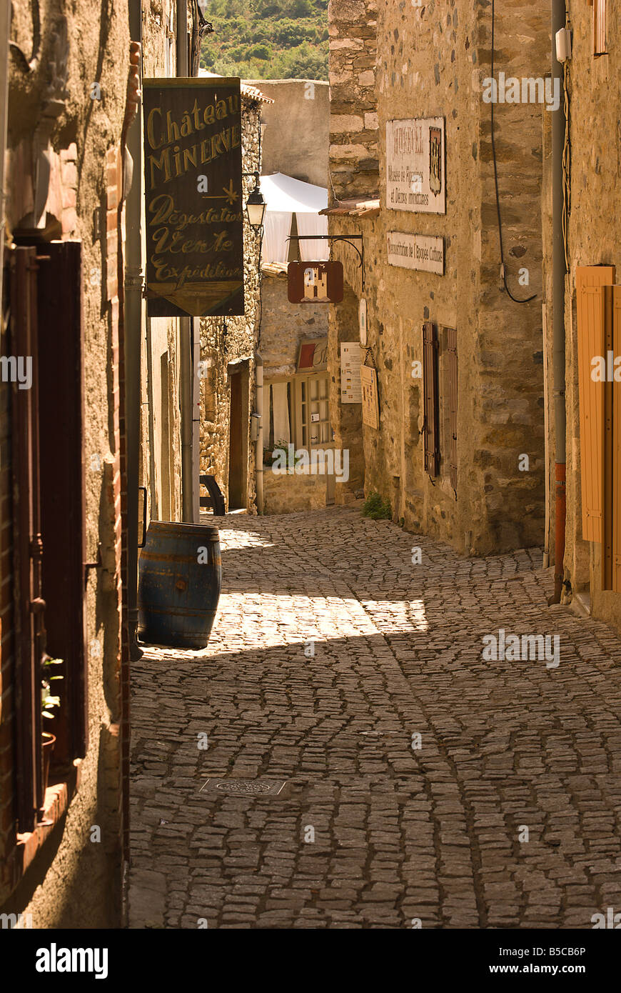 Una via del borgo medievale di Minerve, Francia. Foto Stock