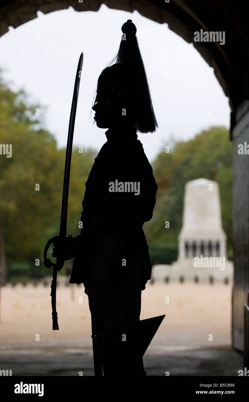 Silhouette di un soldato di cavalleria della famiglia della guardia a Horse Guards Whitehall Foto Stock