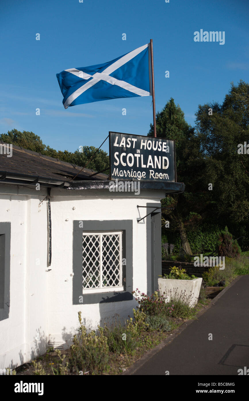 Gretna Green matrimonio casa con gli scozzesi si intraversa bandiera prima e ultima casa in Scozia Foto Stock