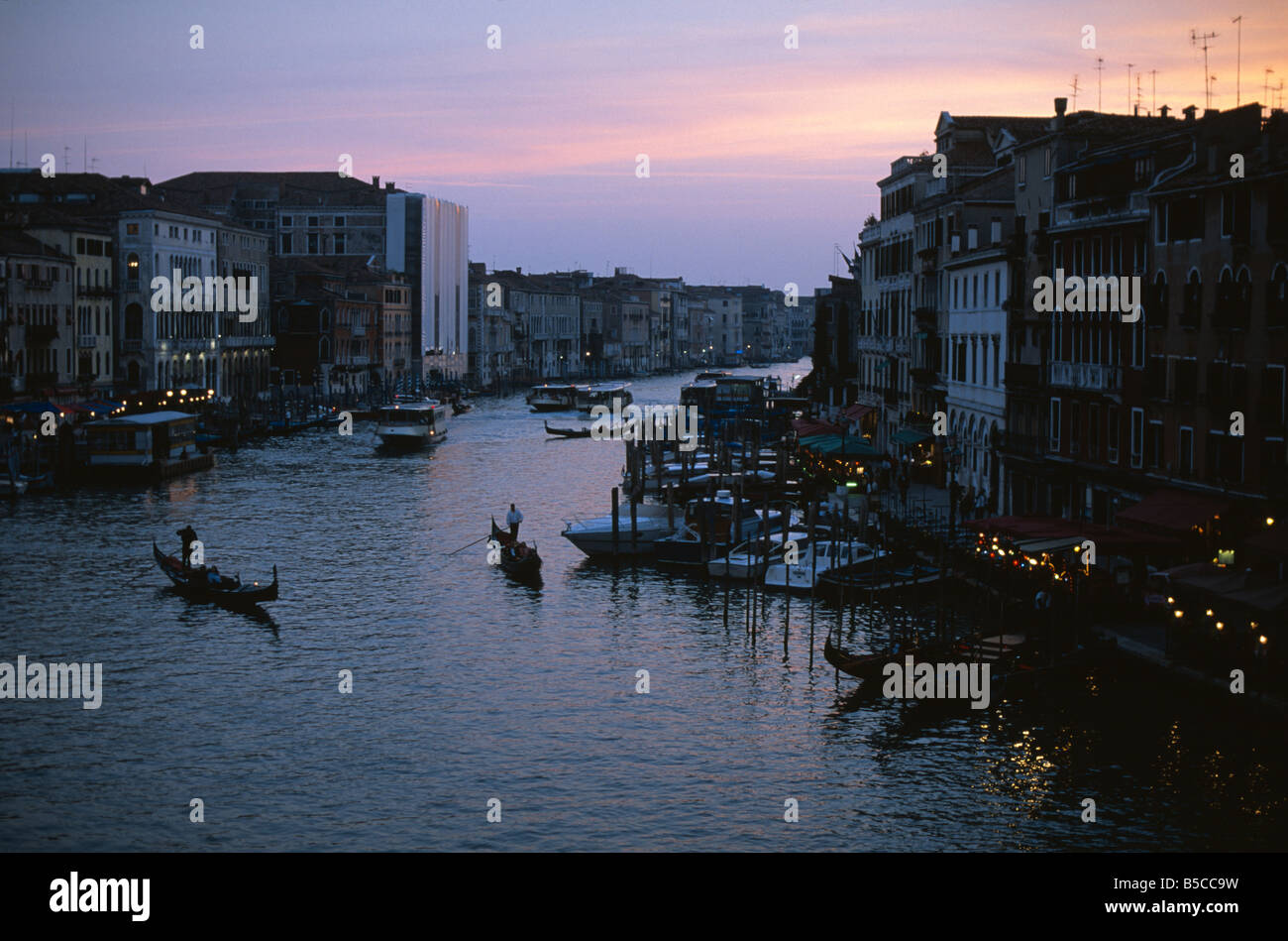Le gondole del Canal Grande al tramonto a Venezia Italia Foto Stock