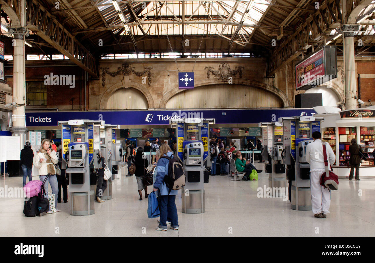 Telefoni pubblici alla stazione ferroviaria di Victoria Londra Foto Stock