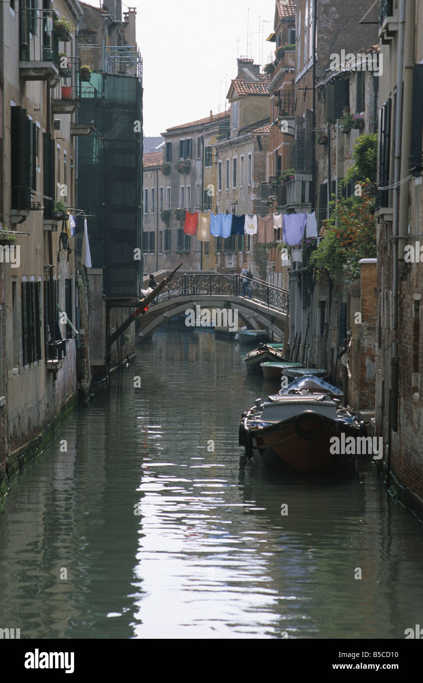 Servizio lavanderia appeso su Canal a Venezia Italia Foto Stock