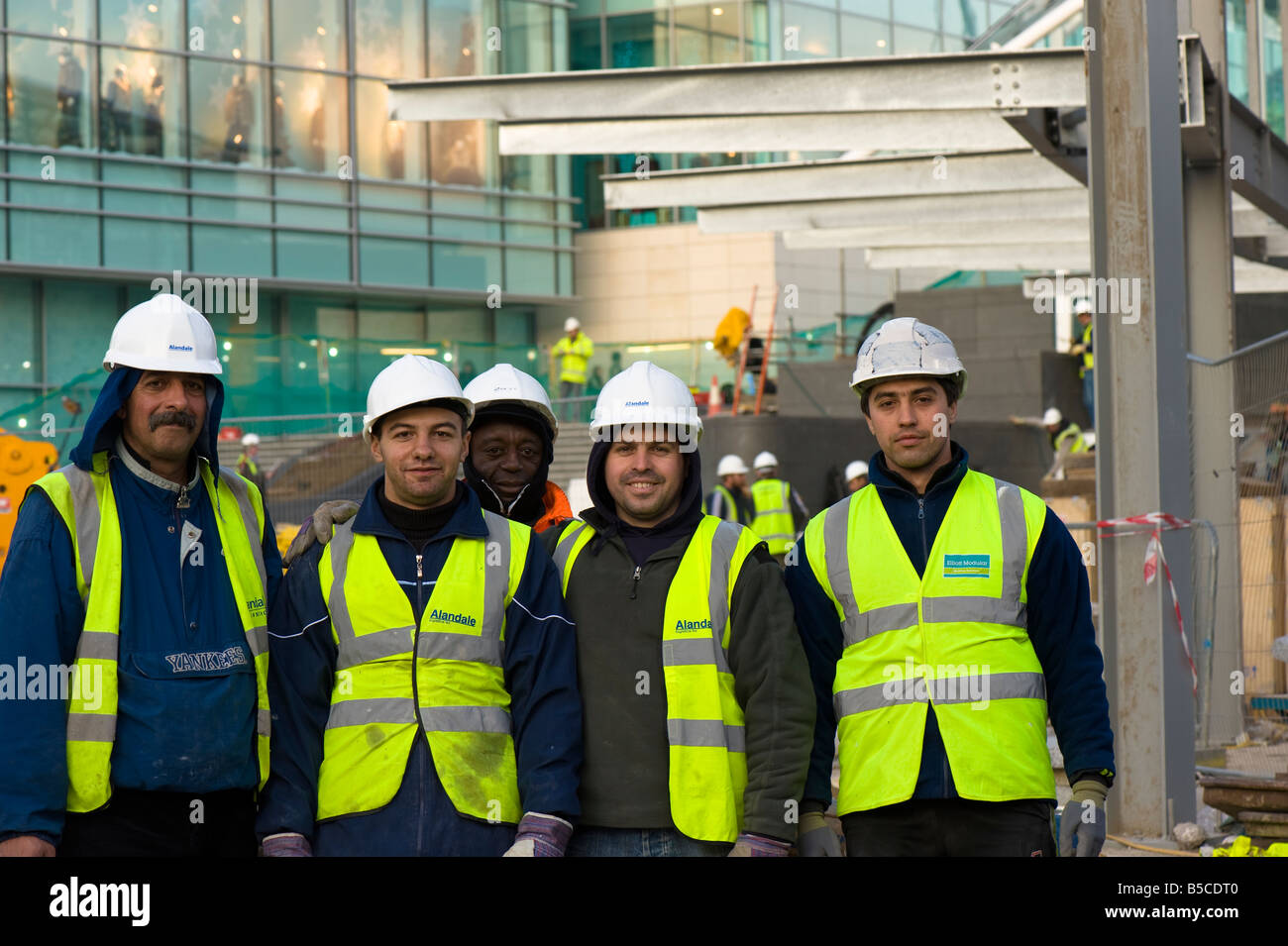 Lavoratori edili in appoggio al Westfield Shopping Centre Città Bianca sviluppo W12 London Regno Unito Foto Stock