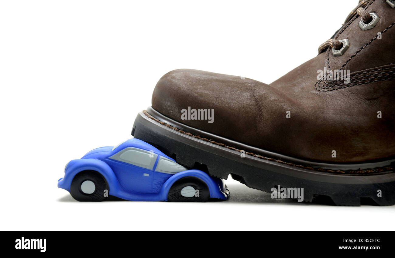 Un modello di vettura schiacciata sotto un MANS BOOT. Foto Stock