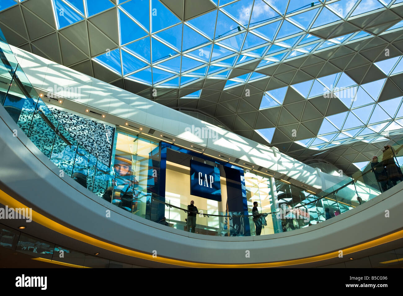 Uscita di interspazio nel centro commerciale Westfield White City sviluppo W12 London Regno Unito Foto Stock