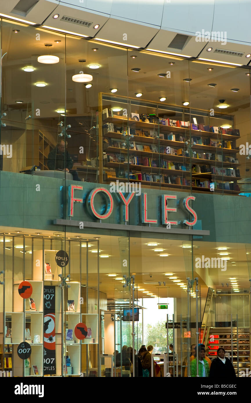 FOYLES book store nel centro commerciale Westfield White City sviluppo W12 London Regno Unito Foto Stock