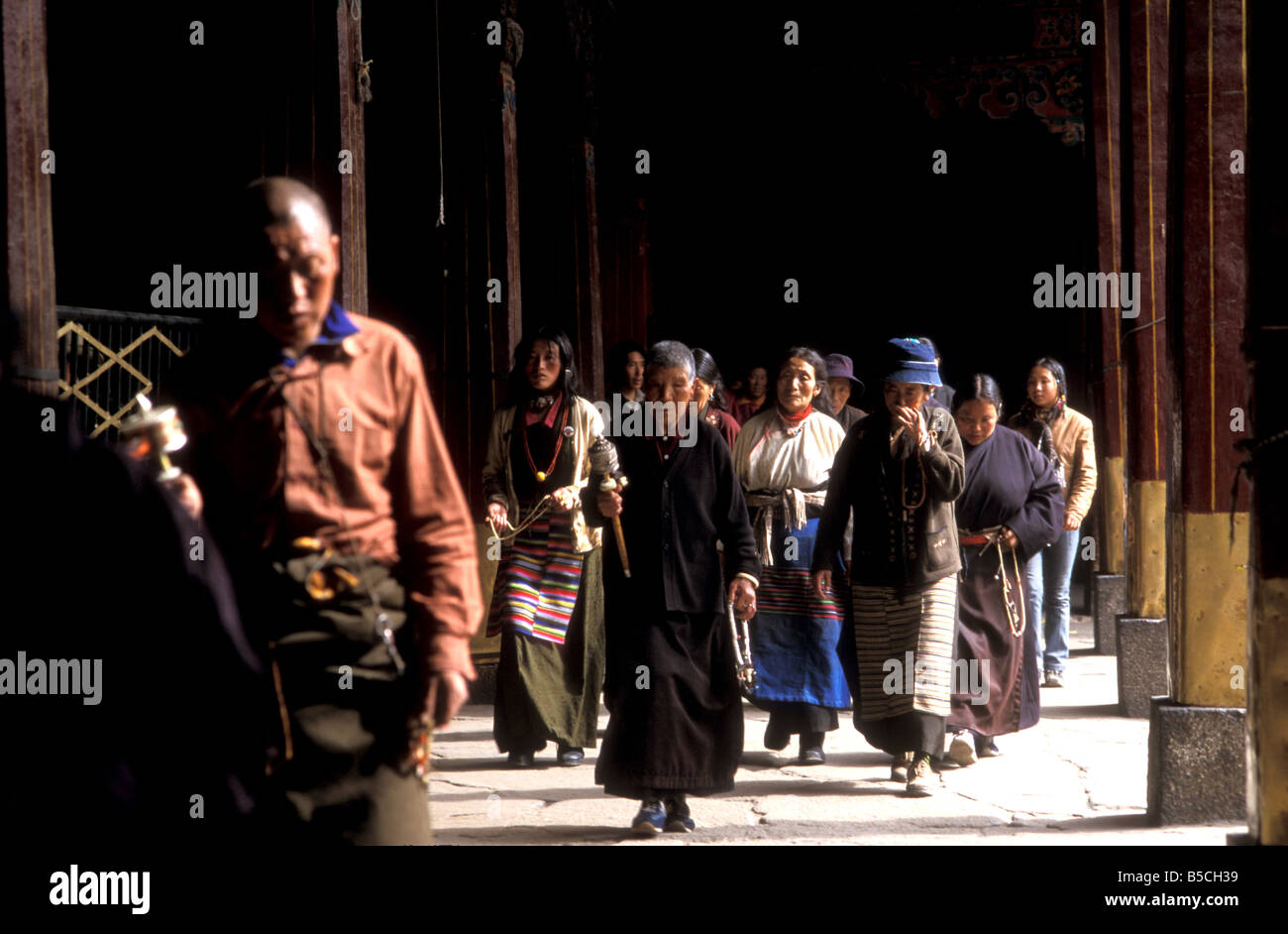 Pellegrini al jokhang lhasa tibet Foto Stock