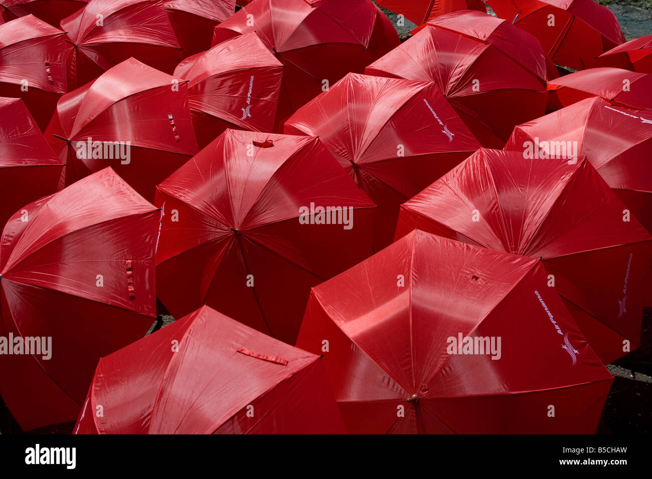 Molti rossi aria Panama ombrelloni essiccamento al sole Foto Stock