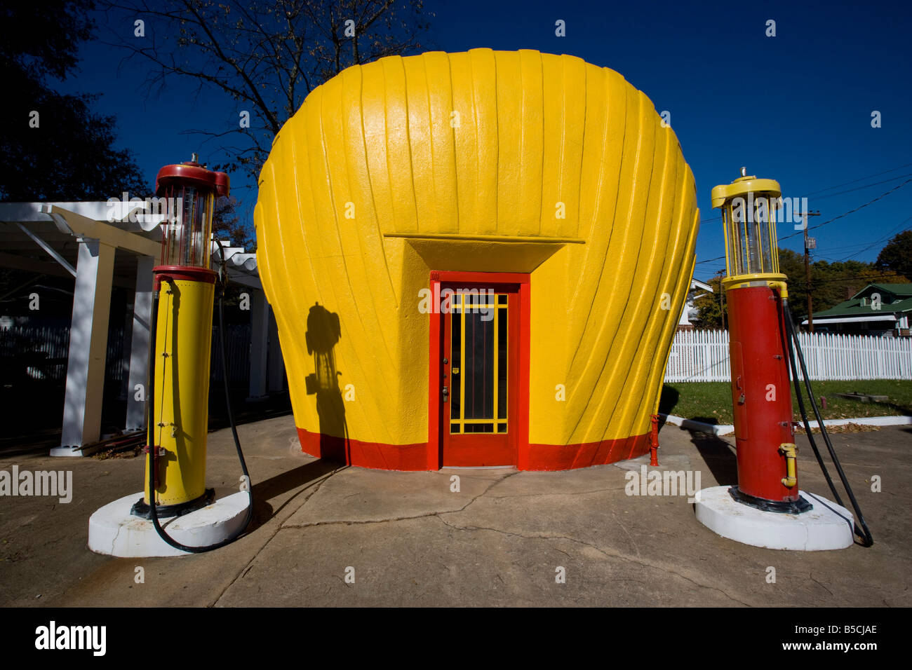 Storica stazione Shell in Winston-Salem, North Carolina. Stati Uniti d'America. Foto Stock