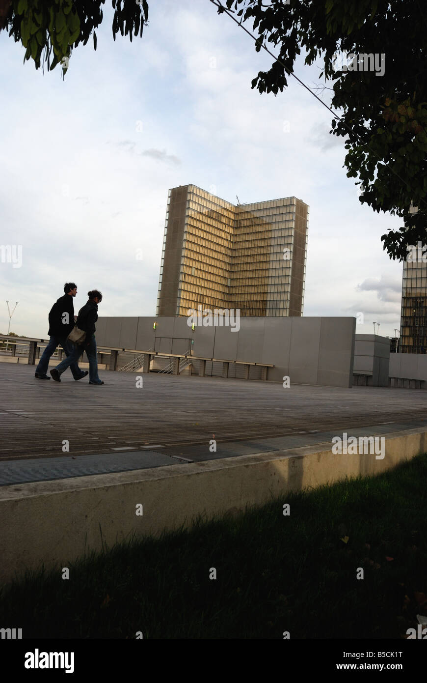 Parigi e alla Bibliothèque Nationale de France : deux personnes en contre-jour traversant l'esplanade entre les tours. Foto Stock
