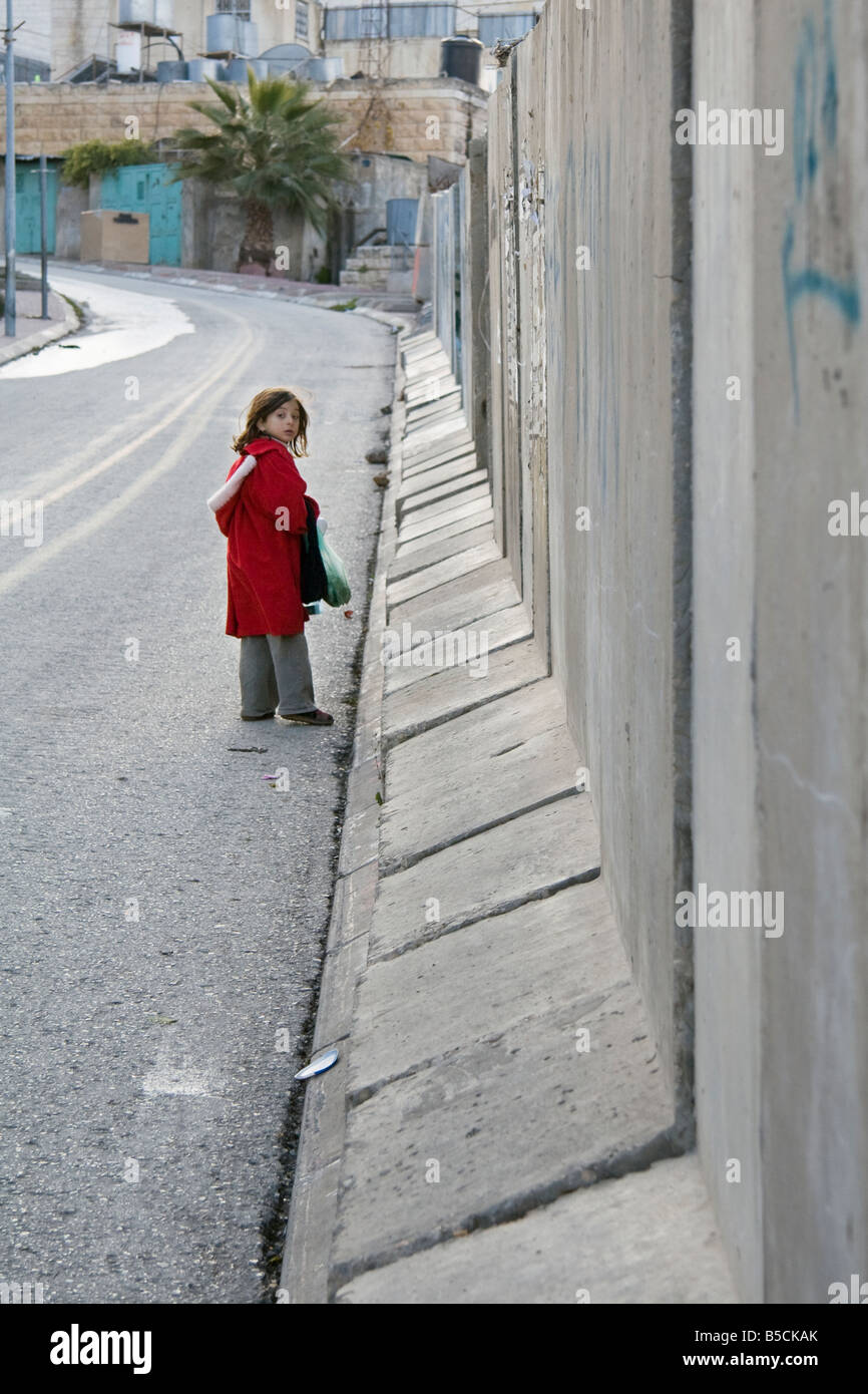 Un bambino fino a piedi tel rumeida street, Hebron,PALESTINA Foto Stock
