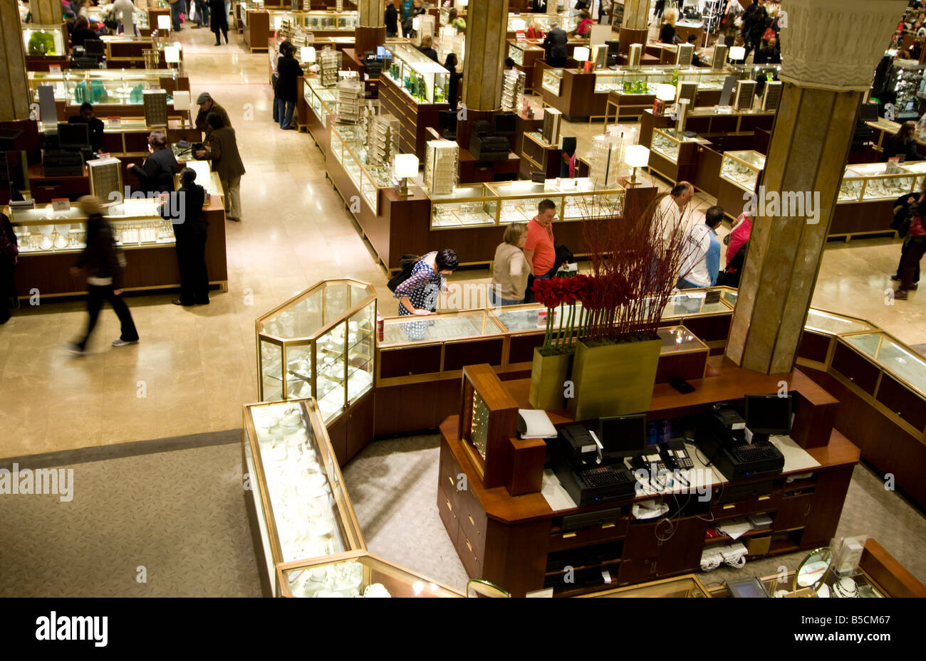 Gli amanti dello shopping sono visti a Macy's department store di New York. Foto Stock