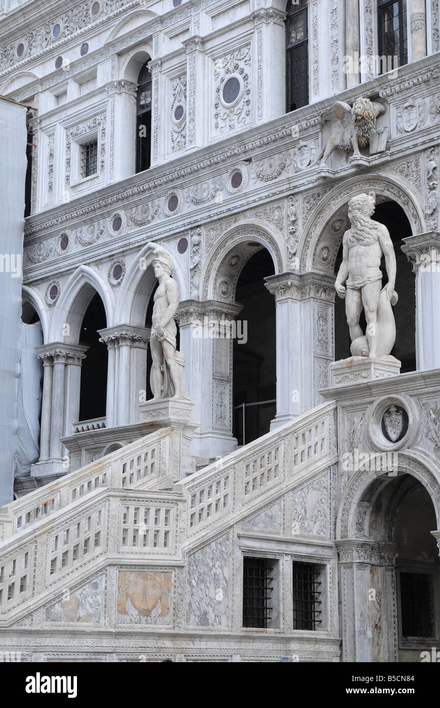 Marte e Nettuno (da Jacopo Sansovino) in testa alla scala dei Gianti (Giant's scale), il Palazzo del Doge di Venezia. Foto Stock