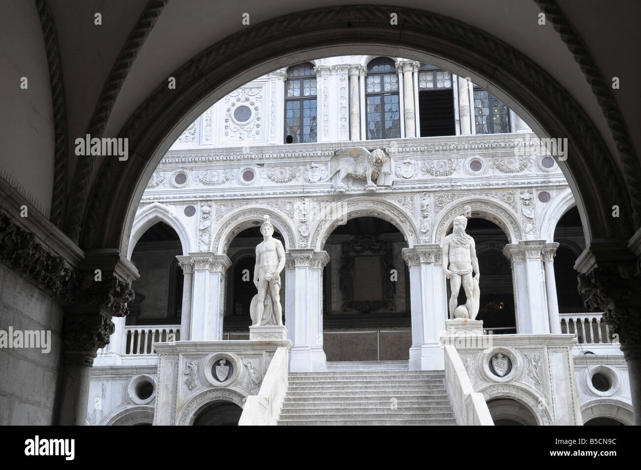 Scala dei Gianti (Giant's Staircase) dal porticato Foscari, fortificata del Palazzo Ducale di Venezia. Foto Stock