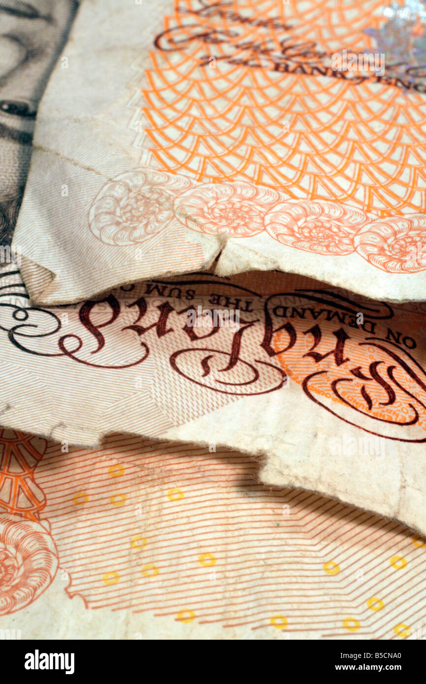 Vecchia Ten pound note ancora in circolazione sfilacciata strappato e sporco in corrispondenza dei bordi Foto Stock