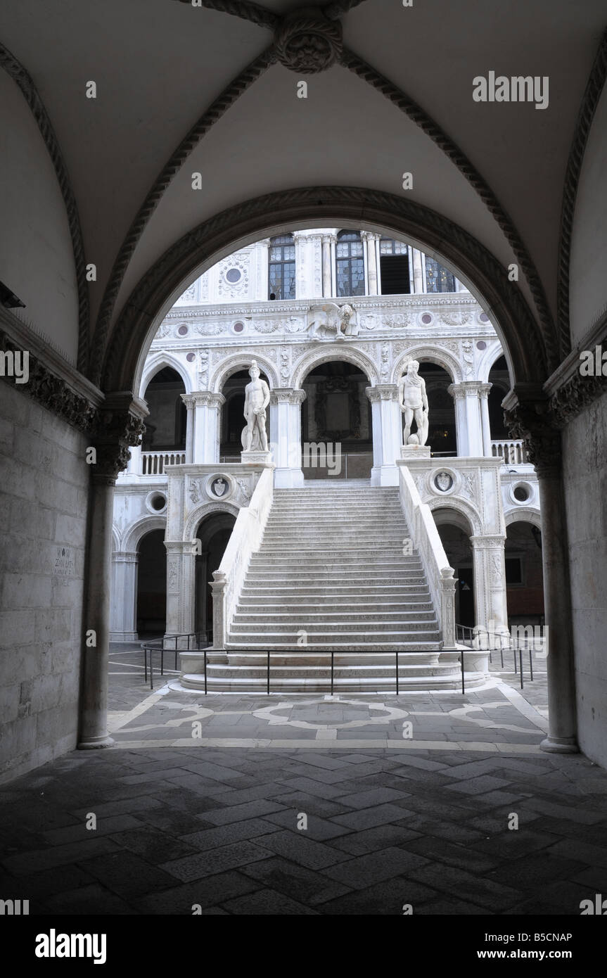 Scala dei Gianti (Giant's Staircase) dal porticato Foscari, fortificata del Palazzo Ducale di Venezia. Foto Stock