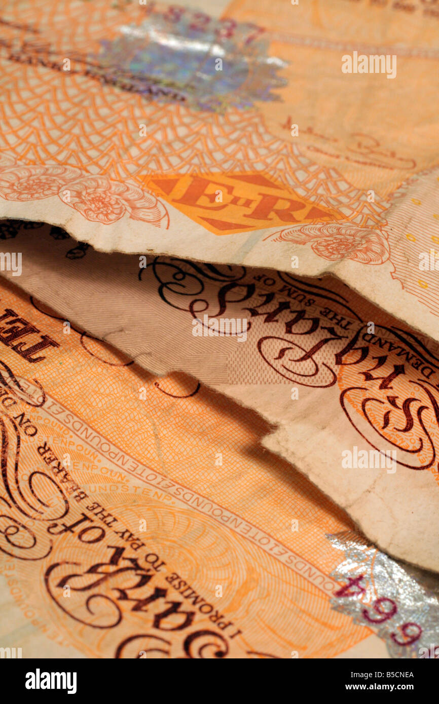 Vecchia Ten pound note ancora in circolazione sfilacciata strappato e sporco in corrispondenza dei bordi Foto Stock