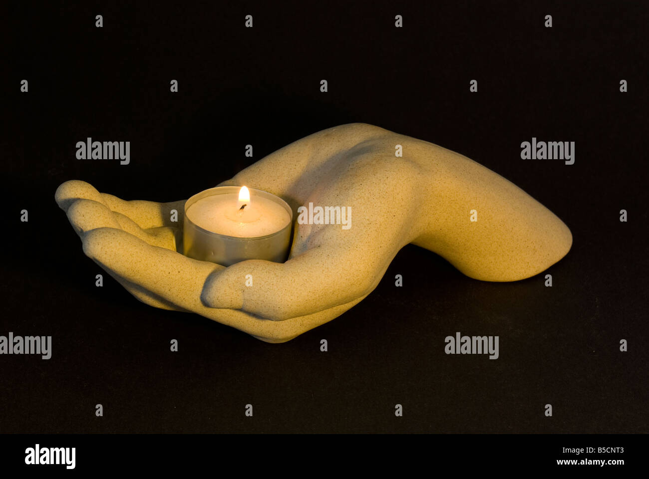 Mano con candela Foto Stock