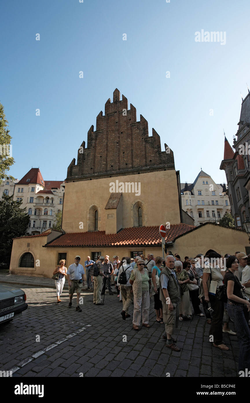 Praga i turisti al di fuori della vecchia sinagoga nel quartiere ebraico Foto Stock