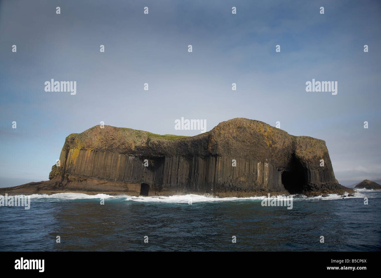 Isola di Staffa presa dal piacere Turistiche Gita in barca di isola in estate il sole al sole con cielo blu Argyll Scozia Scotland Foto Stock