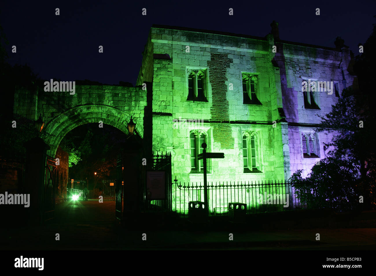 Città di York, Inghilterra. Il XV secolo St Mary's Lodge ora parte del rivellino Marygate ingresso al Museo Giardini. Foto Stock