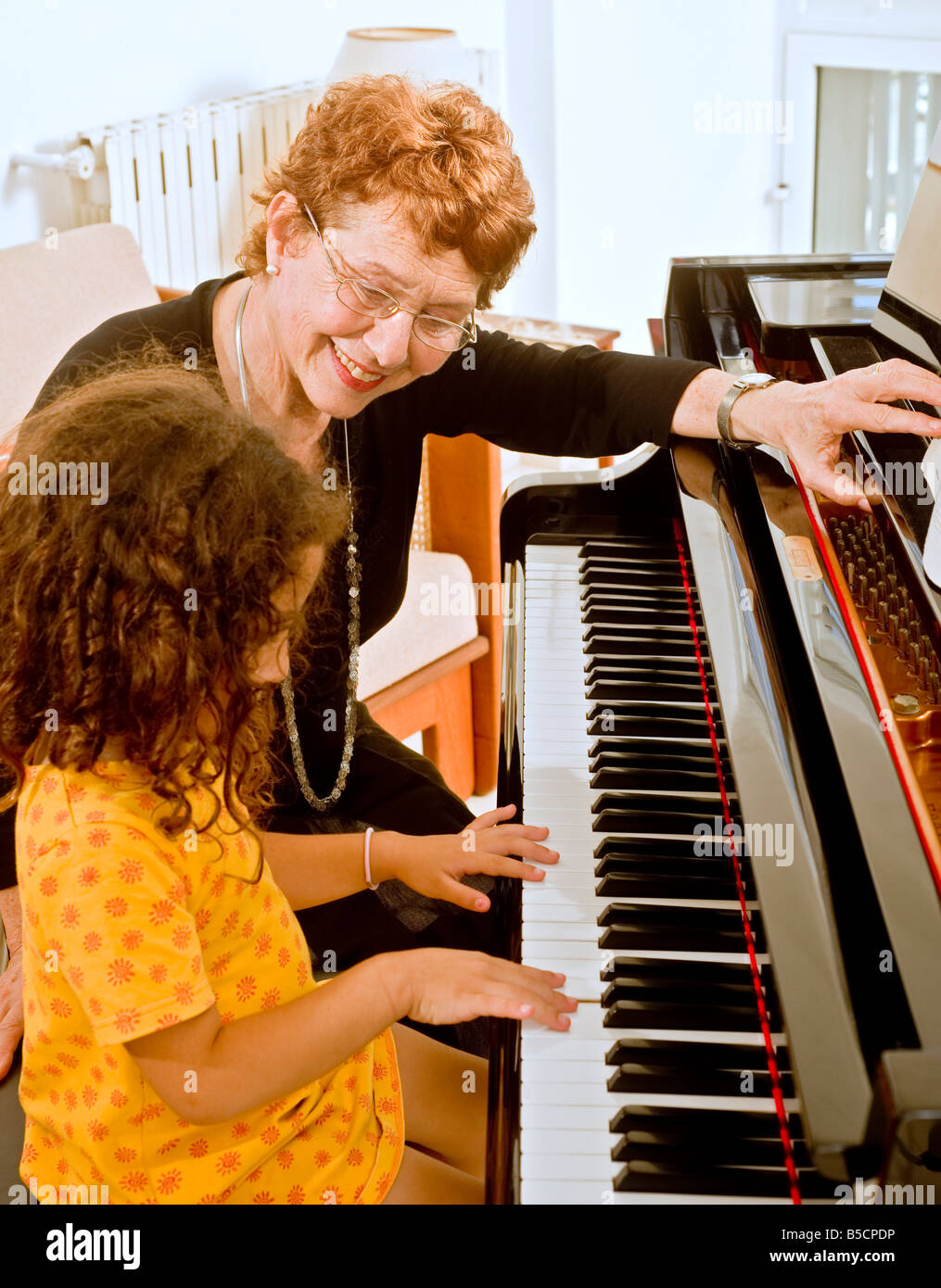 Senior insegnante di pianoforte con ragazza giovane studente Foto stock -  Alamy