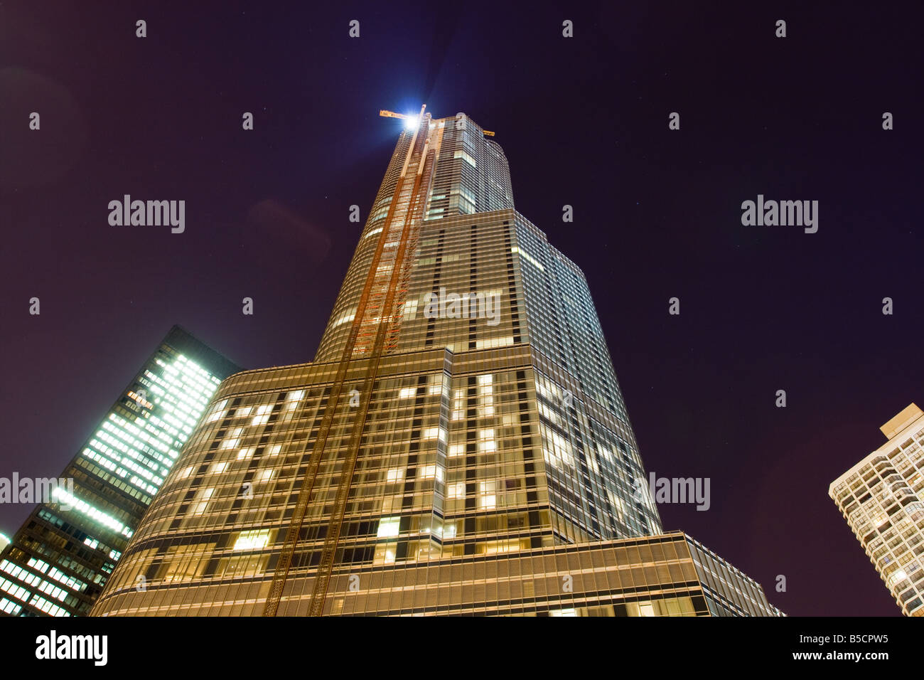 Una vista della Torre Trump International Hotel and Tower a Chicago, Illinois di notte Foto Stock