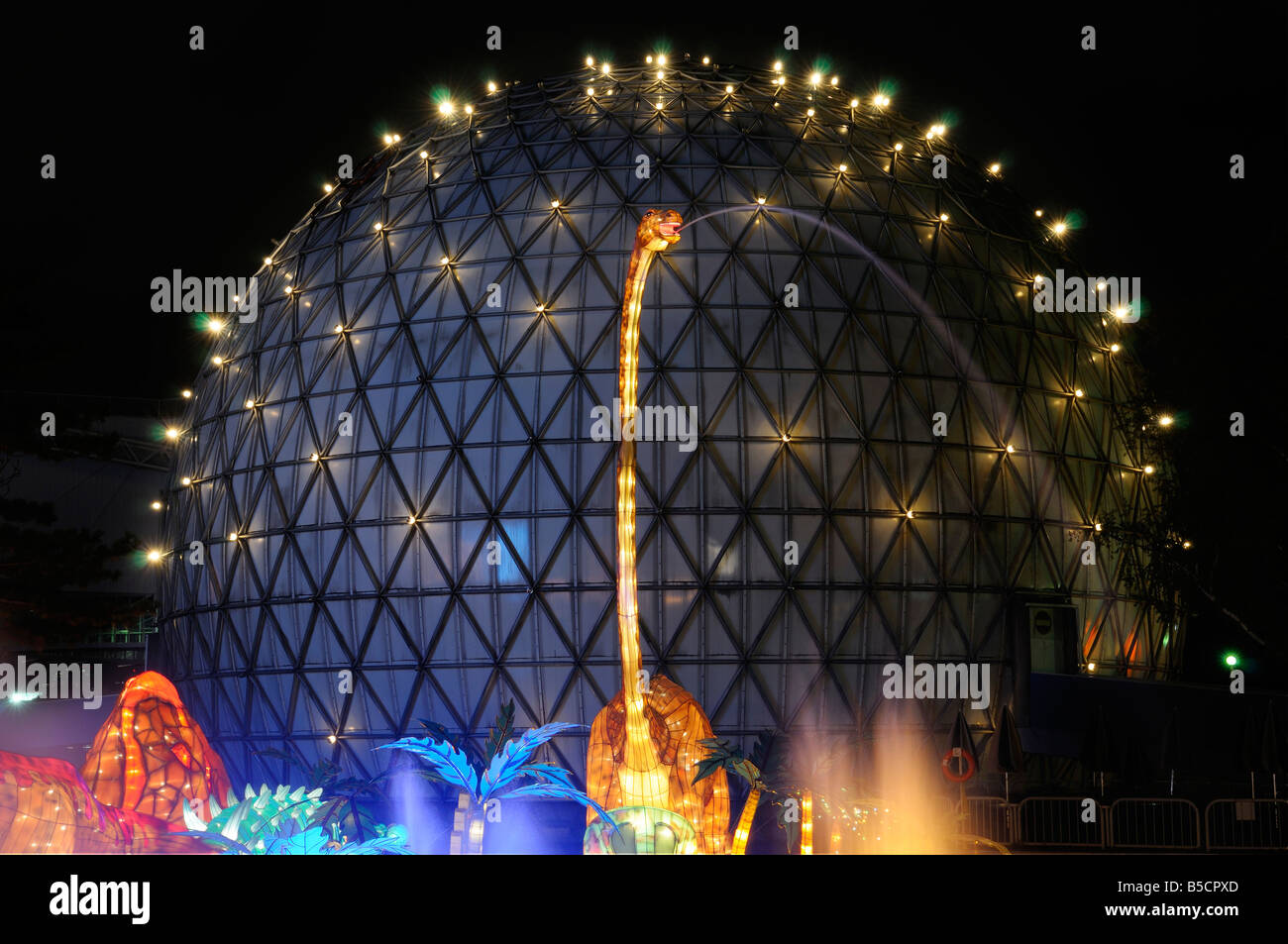 Lanterna cinese Festival display di dinosauri e Cinesphere a Ontario Place Toronto di notte Foto Stock
