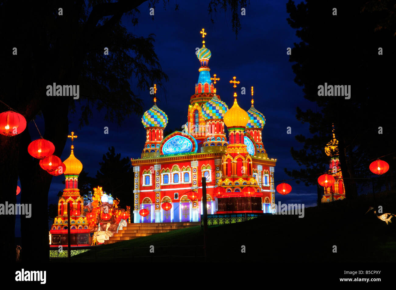 Chiesa del Salvatore sul Sangue versato Cattedrale Lanterna cinese Festival al crepuscolo in Ontario Place Toronto Foto Stock