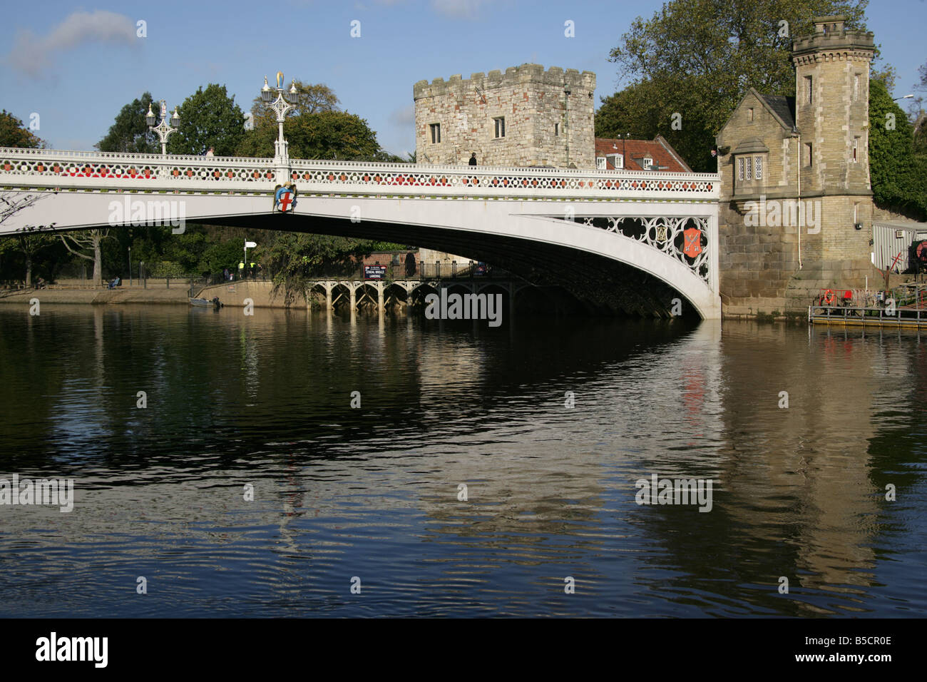 Città di York, Inghilterra. Il ferro ornati del XIX secolo Lendal ponte sul fiume Ouse. Foto Stock