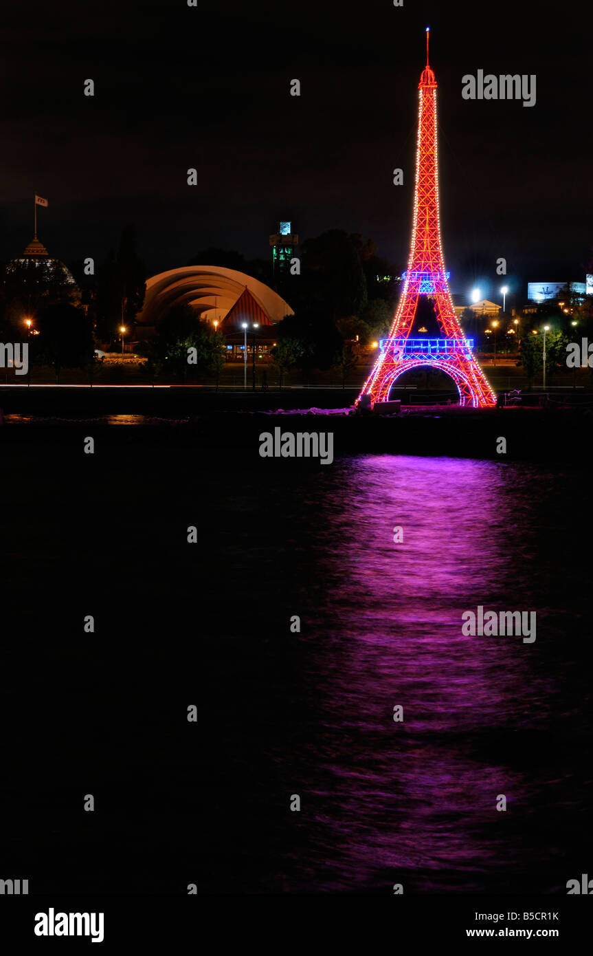 Torre Eiffel lanterna si riflette nel Lago Ontario Toronto con Exhibition Place di notte Foto Stock