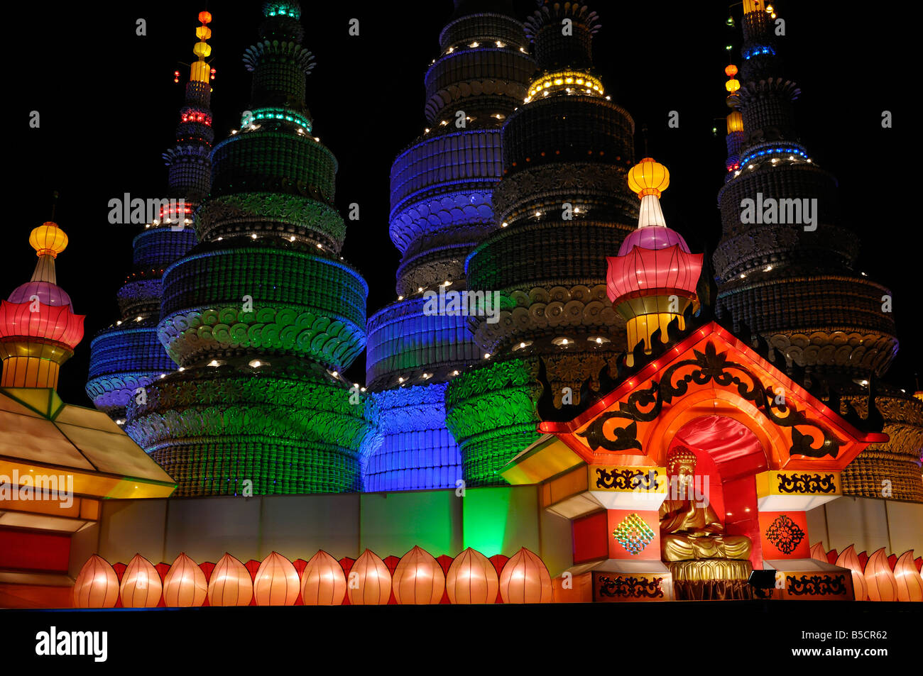 La Pagoda di porcellana con il Buddha al cinese festa delle lanterne luci a Ontario Place Toronto di notte Foto Stock
